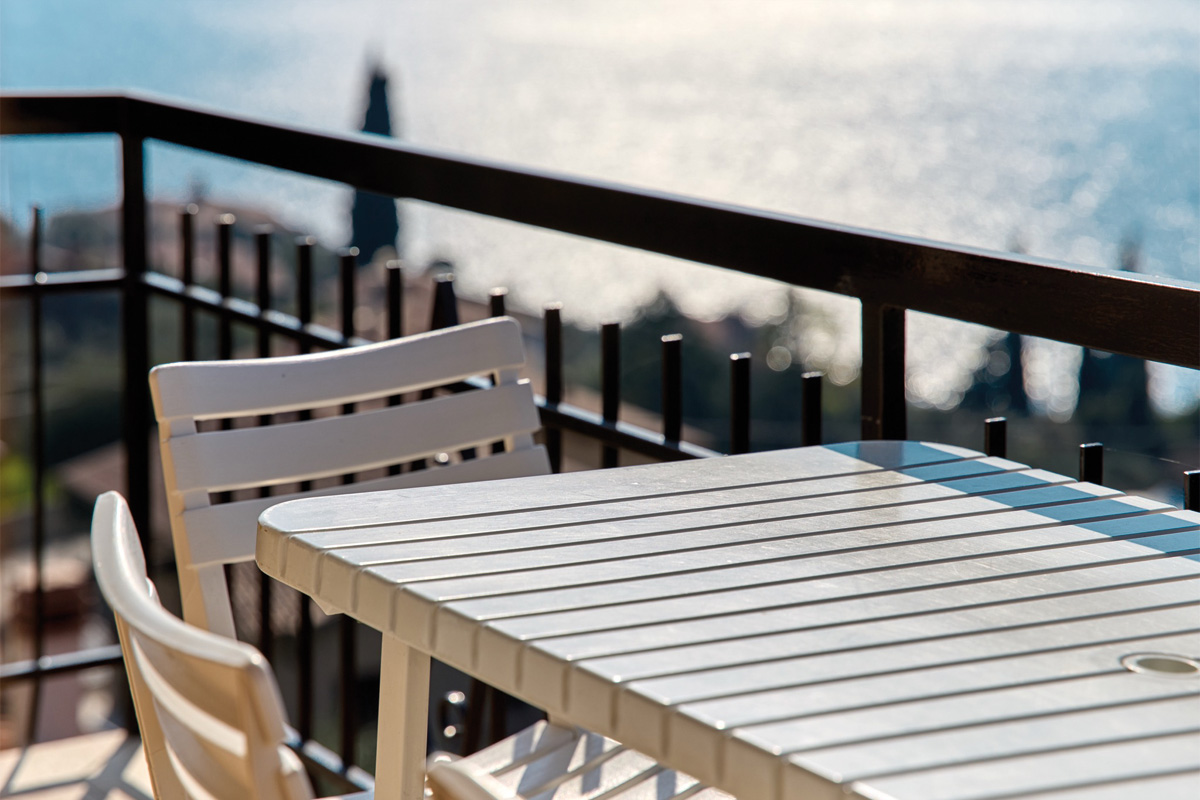 appartamento-casa-letizia-balcone+tavolo